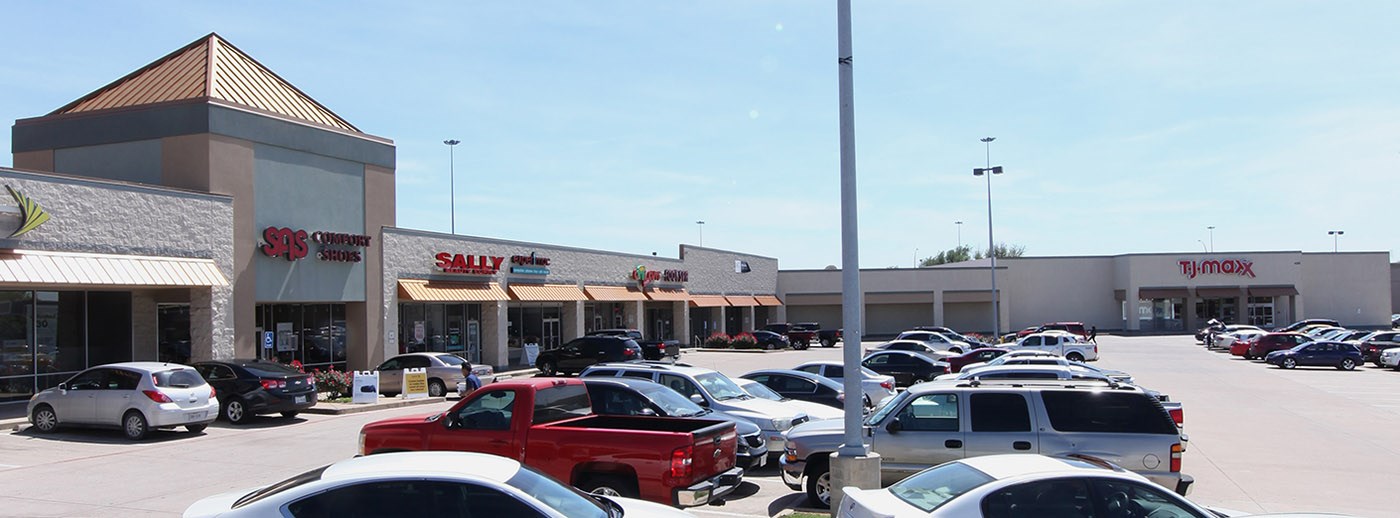 Dollar store leases in Arlington retail center