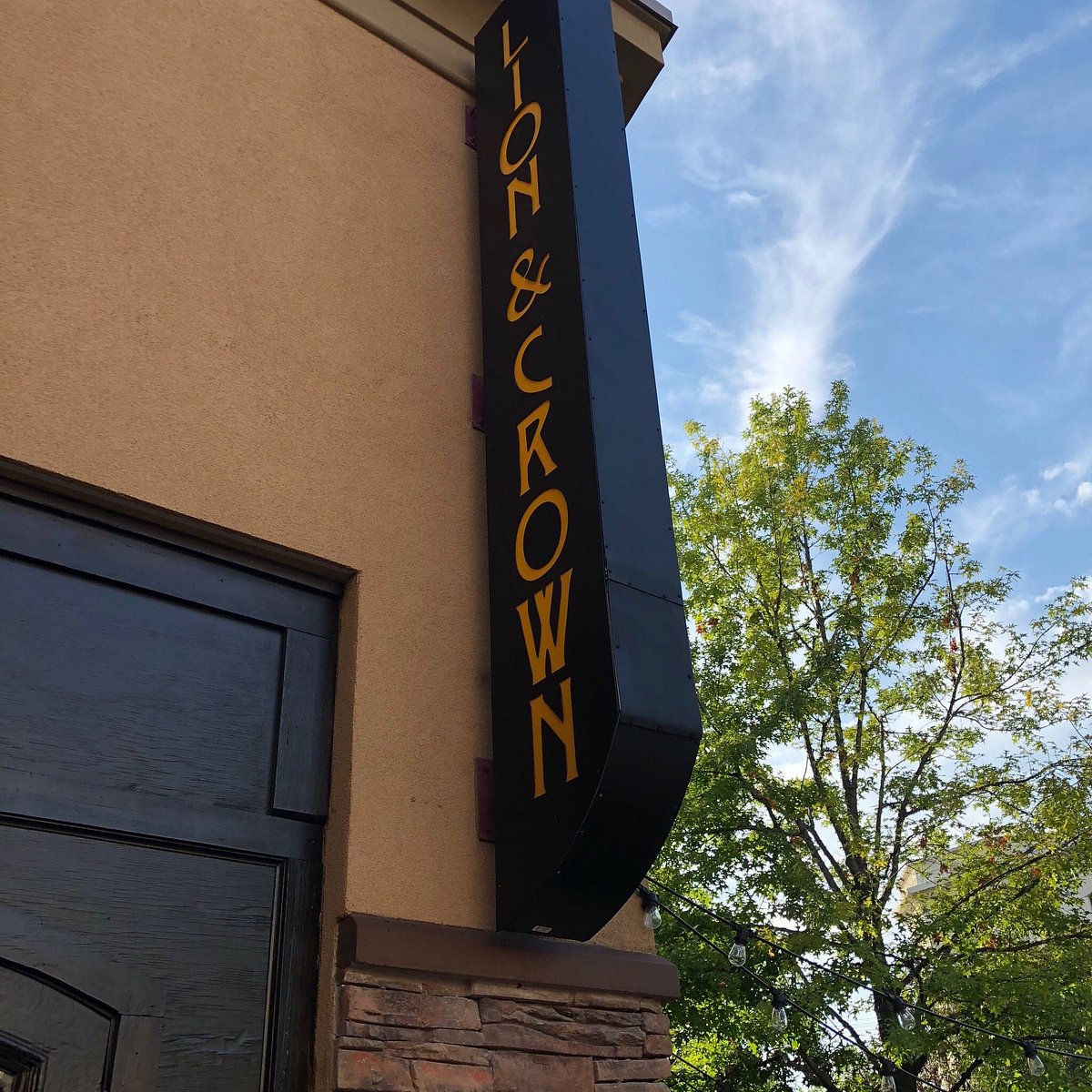 The Lion & Crown